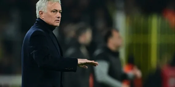Mourinho’dan Galatasaray’a kart göndermesi ve derbi yorumu: “Biz kart temizleme uzmanı değiliz”